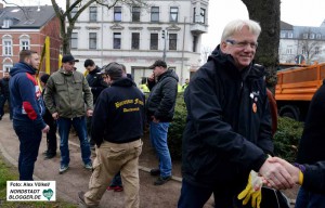 Neonazis kamen, um die Demokraten bei der Reinigungsaktionen zu provozieren bzw. einzuschüchtern.