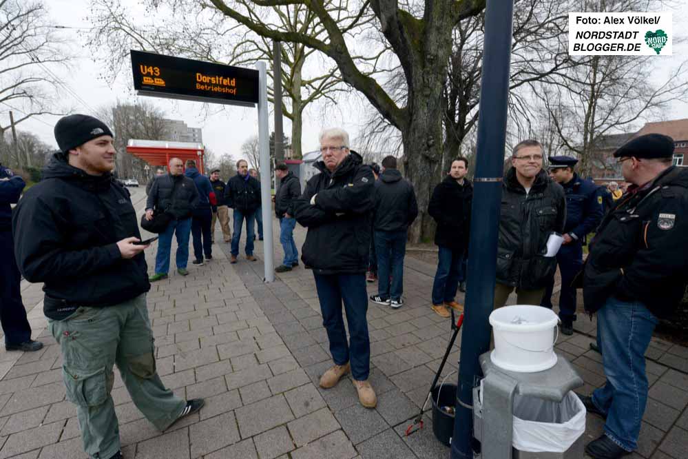 Neonazis kamen, um die Demokraten bei der Reinigungsaktionen zu provozieren bzw. einzuschüchtern.