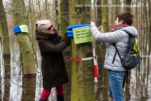 Aktion des Freundeskreises Hoeschpark wegen der Überschwemmung in Brügmanns Hölzchen. Fotos: Simon Bierwald