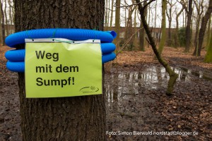 Aktion des Freundeskreises Hoeschpark wegen der Überschwemmung in Brügmanns Hölzchen. Fotos: Simon Bierwald