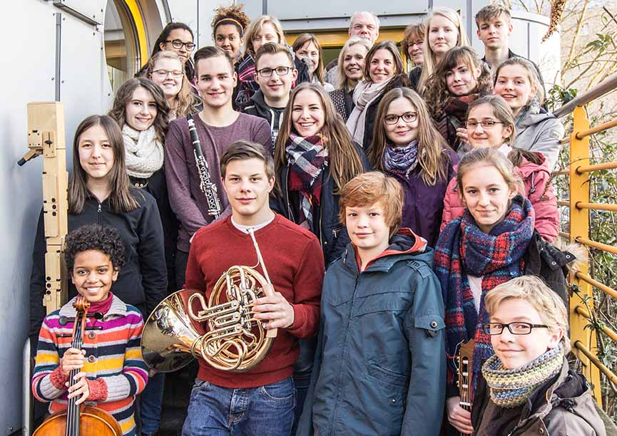 Mit den glücklichen Schülerinnen und Schülern freuen sich die stolzen Lehrerinnen und Lehrer der Musikschule. Foto: Stephan Leci