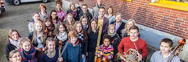 Mit den glücklichen Schülerinnen und Schülern freuen sich die stolzen Lehrerinnen und Lehrer der Musikschule. Foto: Stephan Leci