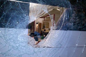 Neonazis haben erneut den Buchladen „Black Pigeon“ attackiert und zwei Schaufenster eingeworfen.