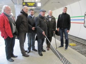 Vertreter des Behindertenpolitischen Netzwerks haben sich jetzt die Arbeiten im Bahnhof Westentor angesehen.