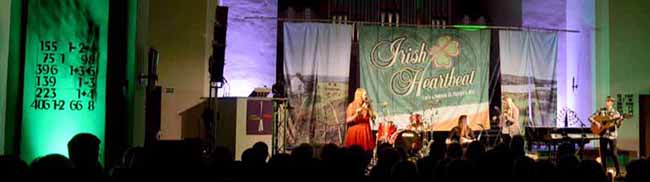 Die Screaming Orphans beim Irish Heartbeat Festival in der Pauluskirche.