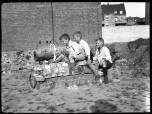 Auf einem selbstgebauten Panzer, 1928 – 1933