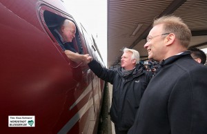 Der Thalys verbindt jetzt offiziell Dortmund mit Brüsssel und Paris. Ullrich Sierau und IHK-Haupt-Geschäftsführer Stefan Schreiber begrüssen Zugführer Olaf Bach