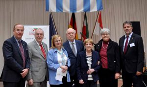 Auf dem Gruppen-Bild v.l.n.r.: Klaus Wegener (Präsident der Auslandsgesellschaft NRW e.V.) Manfred Sauer (Bürgermeister der Stadt Dortmund) Dr. Renate Müller, Leiterin der der Deutsch-Griechischen Gesellschaft Prof. Dr. Dr. h.c. Hans Eideneier (Gastredner) Gisela Strube, Ehrenmitglied Dr. Sigrid Skarpelis-Sperk (Vorsitzende der Vereinigung der Deutsch-Griechischen Gesellschaften) Martin Loberg, Geschäftsführer der Auslandsgesellschaft NRW e.V.