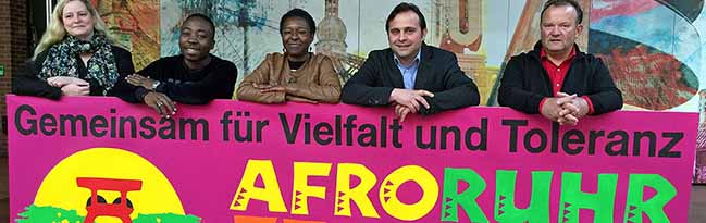 Freuen sich auf das 7. Afro Ruhr Festival: Isabel Pfarre (Keuning-Haus), William Dountio, Veye Tatah (Vorsitzende Africa Positive), Levent Arslan (Keuning-Haus) und Burkhard Rinsche (Kulturbüro der Stadt). Foto: Joachim vom Brocke