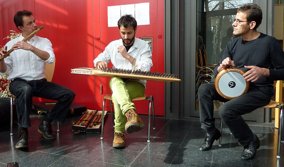 . Haysam Sarhan ergänzte während der Veranstaltung das musikalische Duo zu einem Trio.