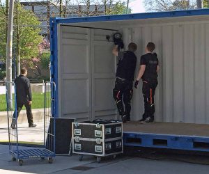 Leitungen müssen verlegt, Lautsprecher schon montiert sein - dann beginnt der Container-Umbau zu einem Biertempel. Fotos: Joachim vom Brocke