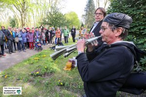 100 Jahre Dada. Belebung des Huelsenherzes am Grab von Richard Huelsenbeck. richard Ortmann spielt die Schalmei