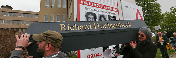 100 Jahre Dada. Belebung des Huelsenherzes am Grab von Richard Huelsenbeck. Prozession durch die Stadt