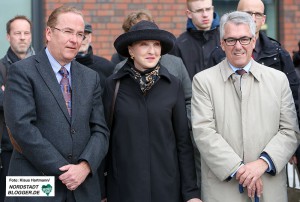 Einweihung der Benno Elkan-Allee am Dortmunder U. Benno Elkan Enkelin Beryn Hammil, mitte, mit Begleitern. Links Präsident der AGNRW, Klaus Wegener