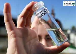 Greenpeace-Schiff Beluga ankert im Hafen Dortmund und wirbt für den Schutz der Meere. Auch im Wasser des Kanals schwimmen kleine Plastikteile