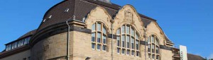 Denkmalgeschützte Fassade in neuem Glanz: Natursteinfassade und Holzfenster des Helmholtz-Gymnasiums wurden in Handarbeit saniert.