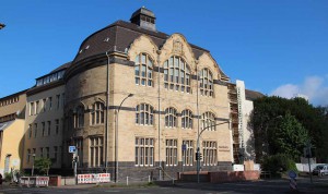 Denkmalgeschützte Fassade in neuem Glanz: Natursteinfassade und Holzfenster des Helmholtz-Gymnasiums wurden in Handarbeit saniert.