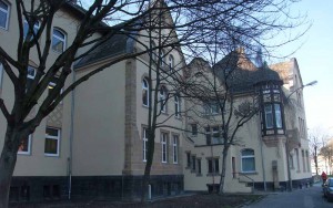 Denkmalgeschützte Fassade in neuem Glanz: Natursteinfassade und Holzfenster des Helmholtz-Gymnasiums wurden in Handarbeit saniert.