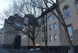 Denkmalgeschützte Fassade in neuem Glanz: Natursteinfassade und Holzfenster des Helmholtz-Gymnasiums wurden in Handarbeit saniert.