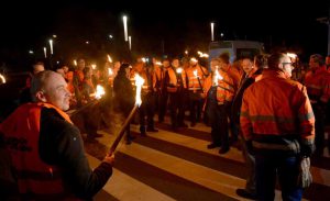 Direkt mit dem Ende der Friedenspflicht um Mitternacht rief die IG Metall die Beschäftigten zum Warnstreik auf. 