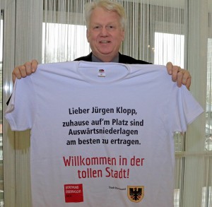 Mit diesen T-Shirts wird das Flughafen-Personal Jürgen Klopp empfangen. Foto: Gaye Suse Kromer/Stadt DO