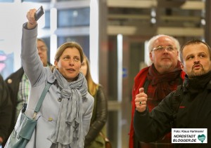 Präsentation der Bauarbeiten am Hauptbahnhof. Leiterin des Tiefbauamtes Sylvia Uehlendahl schaltet die Bildschirmpräsentation an