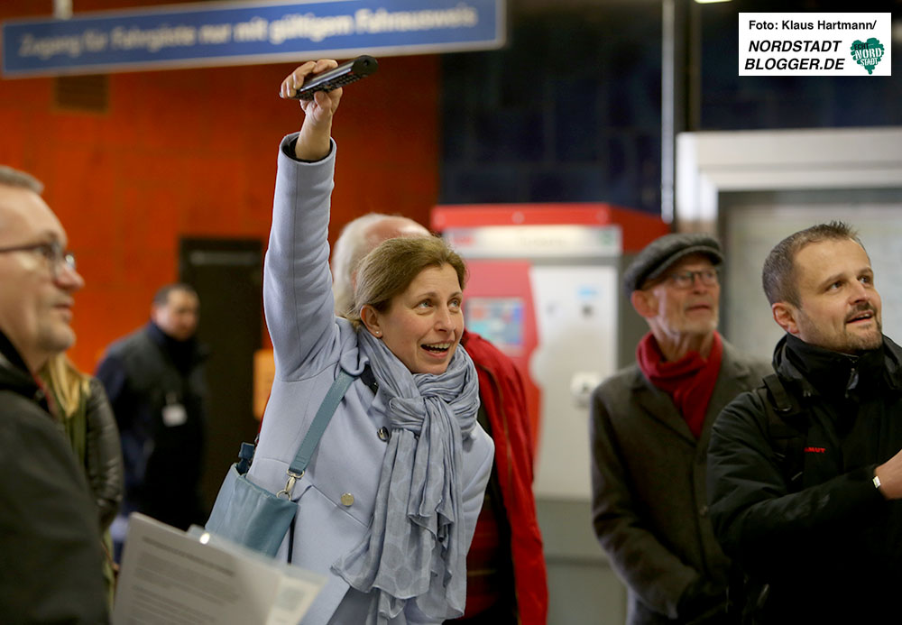Präsentation der Bauarbeiten am Hauptbahnhof. Leiterin des Tiefbauamtes Sylvia Uehlendahl schaltet die Bildschirmpräsentation an