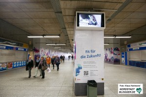 Präsentation der Bauarbeiten am Hauptbahnhof. Bildschirme informieren die Fahrgäste über die Bauarbeiten in der Verteilerebene