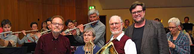 Orchesterleiter Prof. Heinz Kricke, Inge Zimmermann, Jubilar Gerd Zimmermann, Musikschulleiter Volker Gerland. Foto: Musikschule