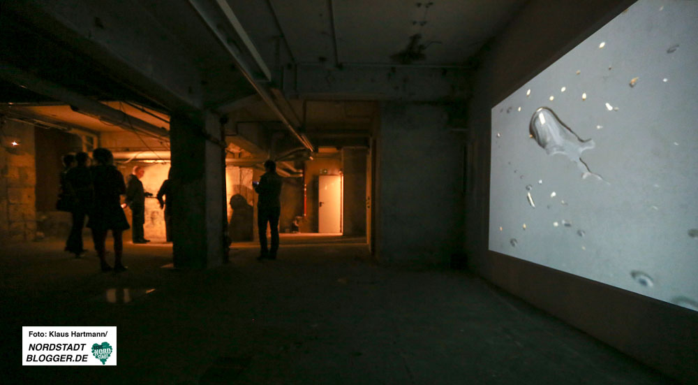 Austellung Mirrors im Künstlerhaus. Über Spiegelungen und Projektionen. Film von Linda Sanchez, Lyon/Madrid im Keller