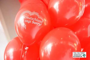 Zahlreiche „Deutschland sagt Sorry“-Ballons wurde vor und in der Agentur verteilt.