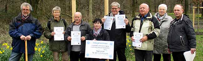 Die Gartenvereine haben mit dem Freundeskreis und Stadtgrün Trauben-Eichen gepflanzt.