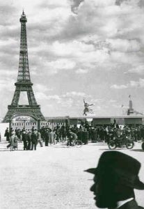 Ausstellung Willy Maiwald im MKK. Weltausstellung in Paris, Eiffelturm und Sowjetischer Pavillon, 1937. © Association Willy Maiwald / VG Bild-Kunst, Bonn 2016