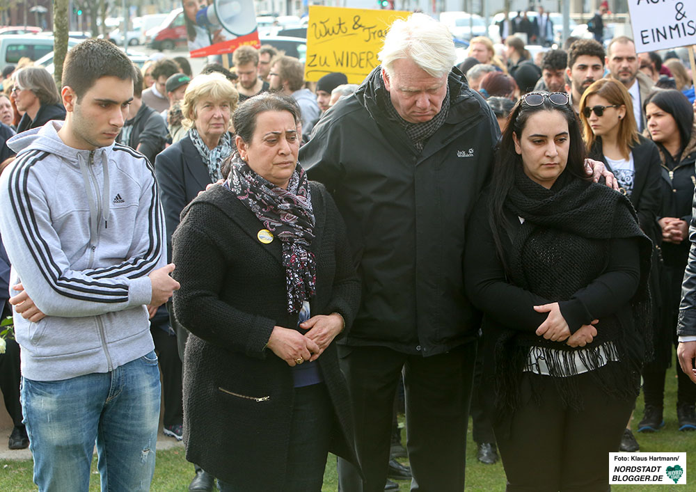 4. Tag der Solidarität gedenkt dem NSU-Mordopfer Mehmet Kubasik. Oberbürgermeister Ullrich Sierau mit Elif, links, und Gamze Kubasik am Gedenkstein