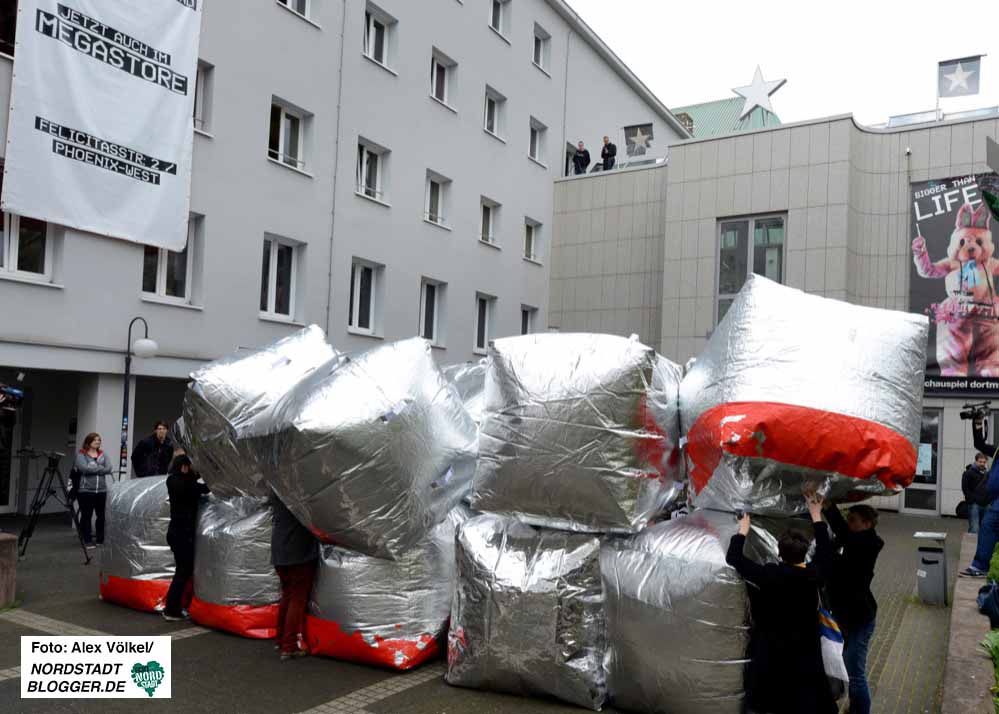Mit den Luftwürfeln lassen sich spielend leicht Barrikaden errichten.