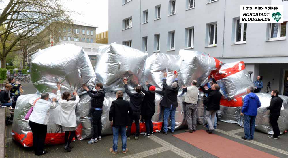 Mit den Luftwürfeln lassen sich spielend leicht Barrikaden errichten.