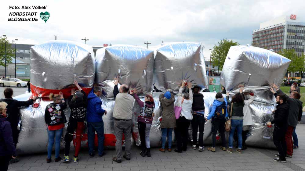 Mit den Luftwürfeln lassen sich spielend leicht Barrikaden errichten.