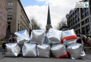 Mit den Würfeln wollen die Dortmunder ein Zeichen gegen den Neonaziaufmarsch setzen.