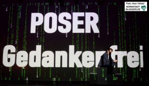 Sir Gabriel Dellmann haben im Theater im Depot ihr neues Stück „POSER (SIC!) – gebt Gedankenfreiheit!“ präsentiert.