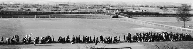 Ein Teil der späteren Opfer auf dem Eintracht-Sportplatz. Foto: Stadtarchiv