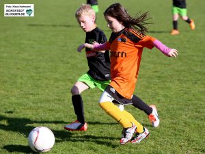 Probleme mit den Umkleideräumen im Hoeschpark wegen Baseball und American Football. Kinder des DJK Saxonia (Orangefarbene Trikots) im Spiel gegen den VfR Sölde