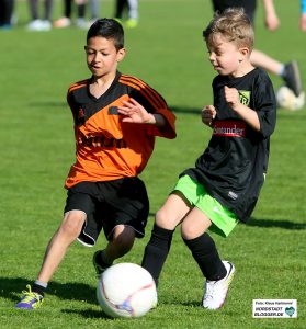 Probleme mit den Umkleideräumen im Hoeschpark wegen Baseball und American Football. Kinder des DJK Saxonia (Orangefarbene Trikots) im Spiel gegen den VfR Sölde