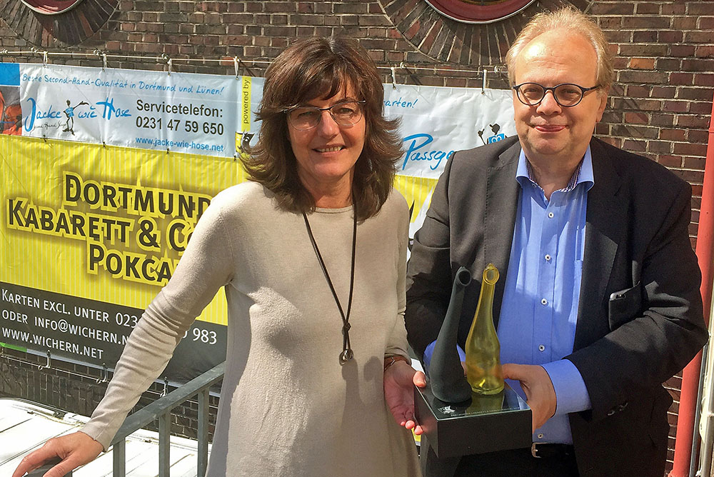Wichern-Leiterin Heike Dahlheimer-Schlüter und "Heinz"-Magazin Herausgeber Frank Dittmann mit dem Kabarett & Comedy PoKCal, gestaltet von Heike Kemper. Foto: Joachim vom Brocke