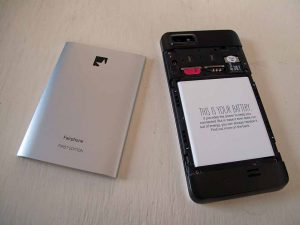 Das Fairphone - hier das erste Modell - will den Mechanismus durchbrechen und bietet sogar Reparaturmöglichkeiten an. Foto: Wikipedia/ Sandra Fauconnier