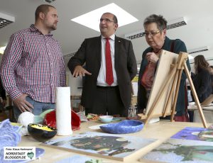 Mitglied des Landtages, Gerda Kieninger informiert sich bei GrünBau über die Integration arbeitsloser junger Menschen. Stefan Sträter, Grünbau; Volkan Baran und Gerda Kieninger