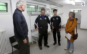 Kapazitätsengpässe im Hoeschpark bei den Sportvereinen. Hans Georg Schwiinn, Grüne, links und Barbara Brunsing, Grüne, rechts, im Gespräch mit Mustafa Güner, 2. v. links und Gentrit Abdulaga, DJK Saxonia