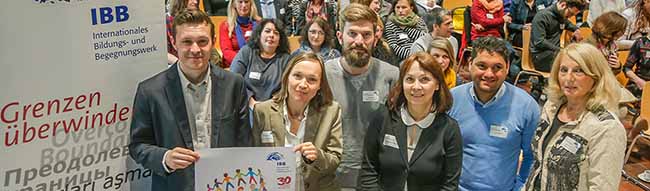 Sven Veigel (BNS Berlin), Dr. Katja Sündermann (IBB), Eike Leidgens (MFH Bochum), Hildegard Azimi-Boedecker (IBB), Orhan Jasarovski (Projekt Acasa Dom der Stadt Wuppertal) und Andrea Zeuch (Inklusionsbeauftragte der Stadt Dortmund). Foto: Stephan Schuetze/IBB