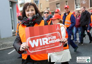 Warnstreik der IG Metall. Demonstration zum Sitz des Unternehmensverband der Metallindustrie