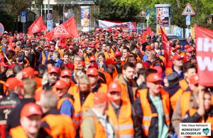 Warnstreik der IG Metall. Demonstration zum Sitz des Unternehmensverband der Metallindustrie