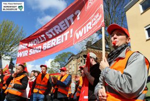 Warnstreik der IG Metall. Demonstration zum Sitz des Unternehmensverband der Metallindustrie